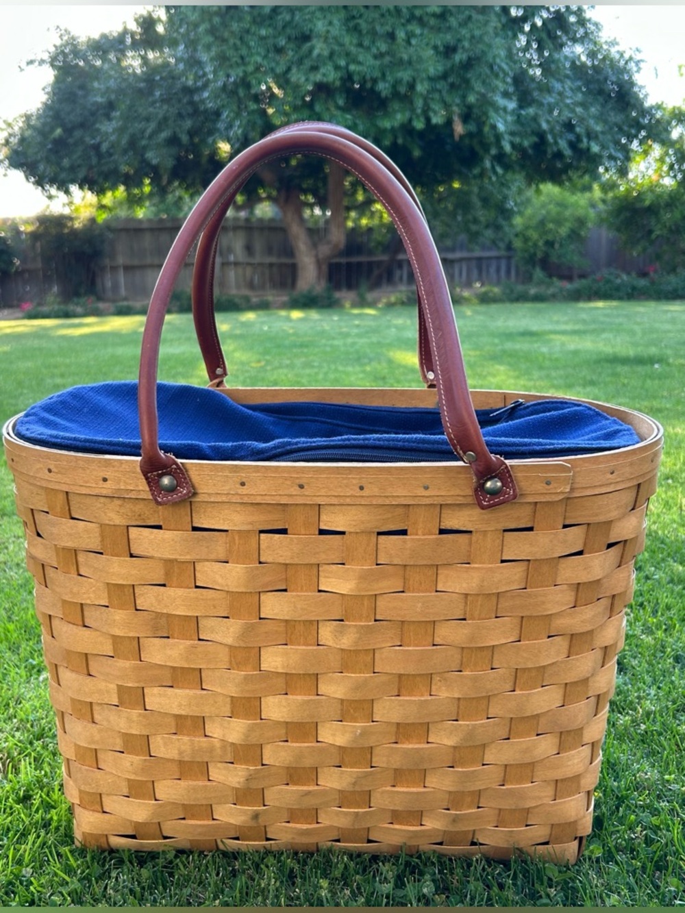 Longaberger 2004 Large Boardwalk Market Picnic Basket w/ Liner & Zippered Cloth